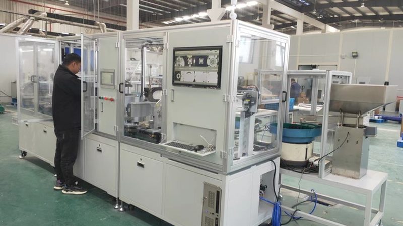 上下料机器人：制造业自动化转型的关键助手**